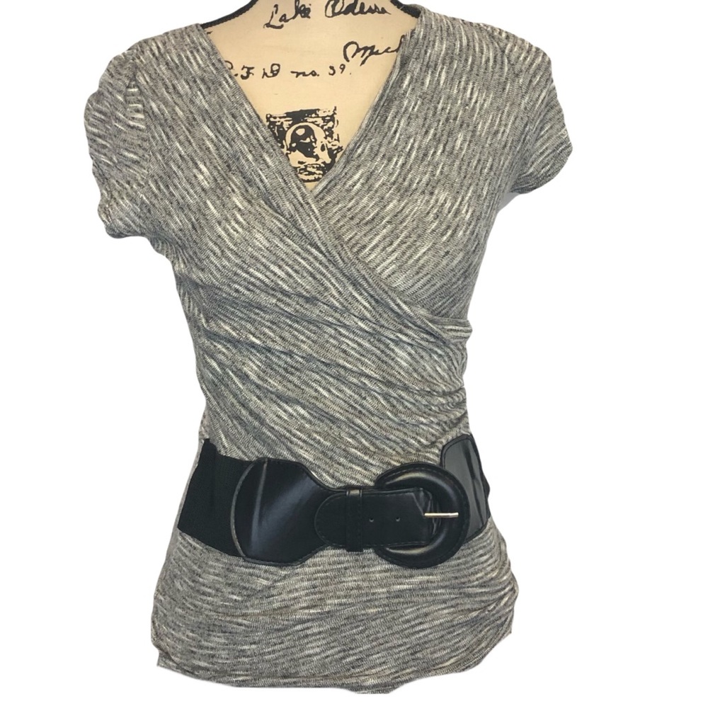 Blushed sz m gray fitted belt top short sleeve